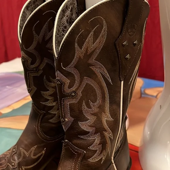 Ariat Yukon brown Legend Spirt boots, bradded cross design on toes. - Picture 9 of 14